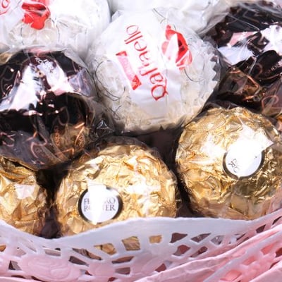 Букет из шоколадных конфет + роза в подарок Донецк