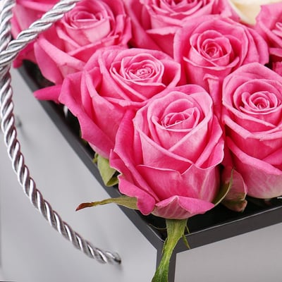 Розовые розы в коробке Балхаш