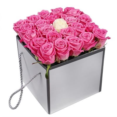 Розовые розы в коробке Хоофддорп