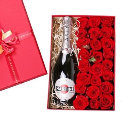 Розы в коробке с шампанским Риллюкс ля Пап