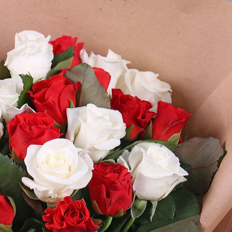25 red and white roses 21704 грн