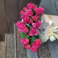Розовые кустовые розы в коробке