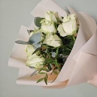 7 white roses