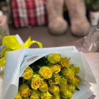 25 yellow roses