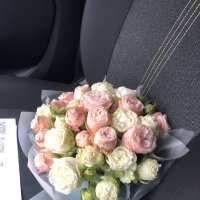 Кустовые розы в коробке