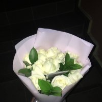 7 white roses