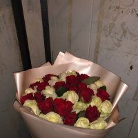 25 red and white roses - Fudgeyra