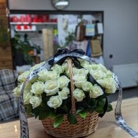 Траурная корзина из белых роз