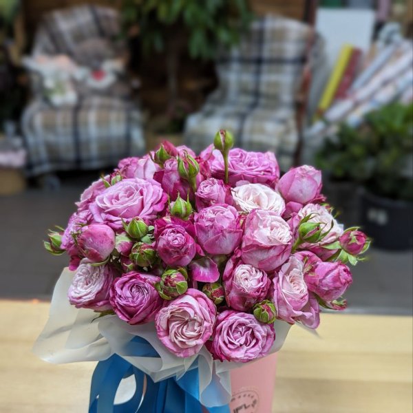 Pink spray roses in a box - Sakiai