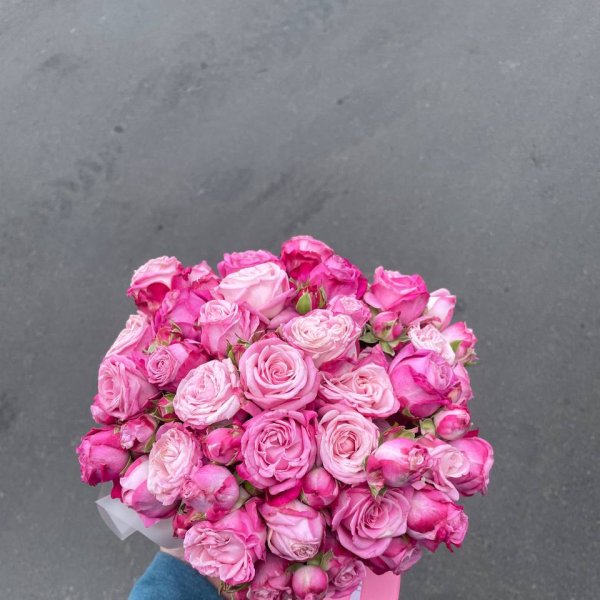 Розовые кустовые розы в коробке - Корваллис