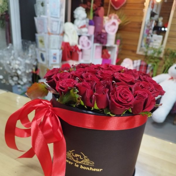 Червоні троянди в коробці 23 шт - Валансьєнн