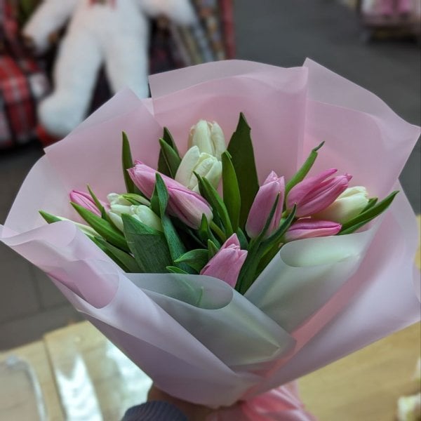  15 білих і рожевих тюльпанів
