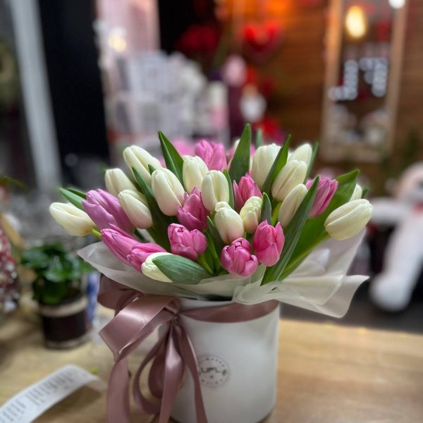Белые и розовые тюльпаны в коробке