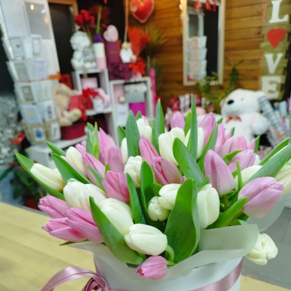 Білі і рожеві тюльпани в коробці
