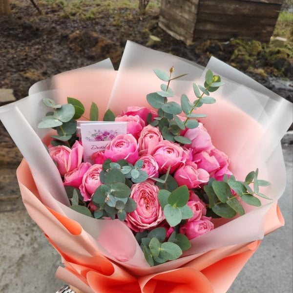 9 рожевих піоновидних троянд
