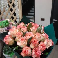 25 розовых роз