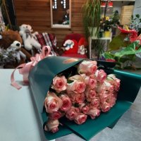 25 розовых роз