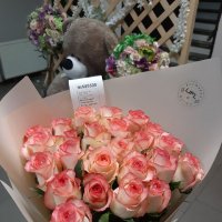 25 розовых роз
