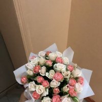 Кустовые розы в коробке