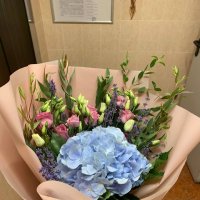 Голубая гортензия и тюльпаны