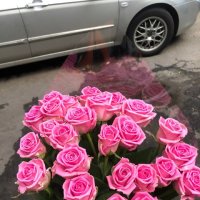 Квіти поштучно рожеві троянди