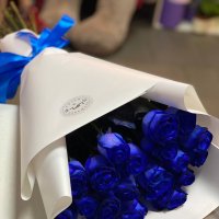 Поштучно синие розы