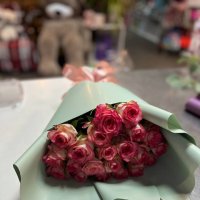 25 розовых роз