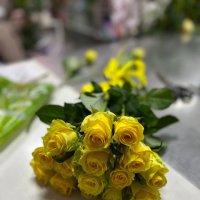 Yellow roses by the piece