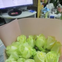 9 white roses