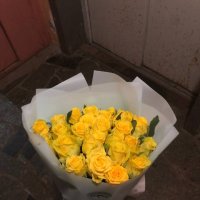 25 yellow roses