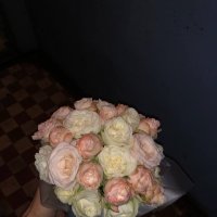 Кустовые розы в коробке