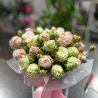 Кустовые розы в коробке