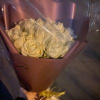 25 white roses