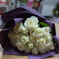 25 white roses