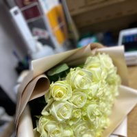 Цветы поштучно белые розы