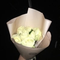 7 white roses