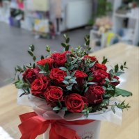 Red roses in a box - Des Moines