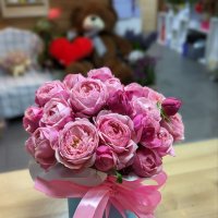 Кустовые розы в коробке