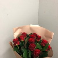 11 червоних троянд