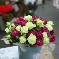 Кустовые розы в коробке