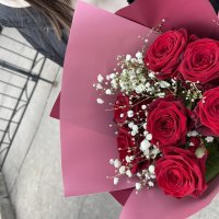 7 red roses