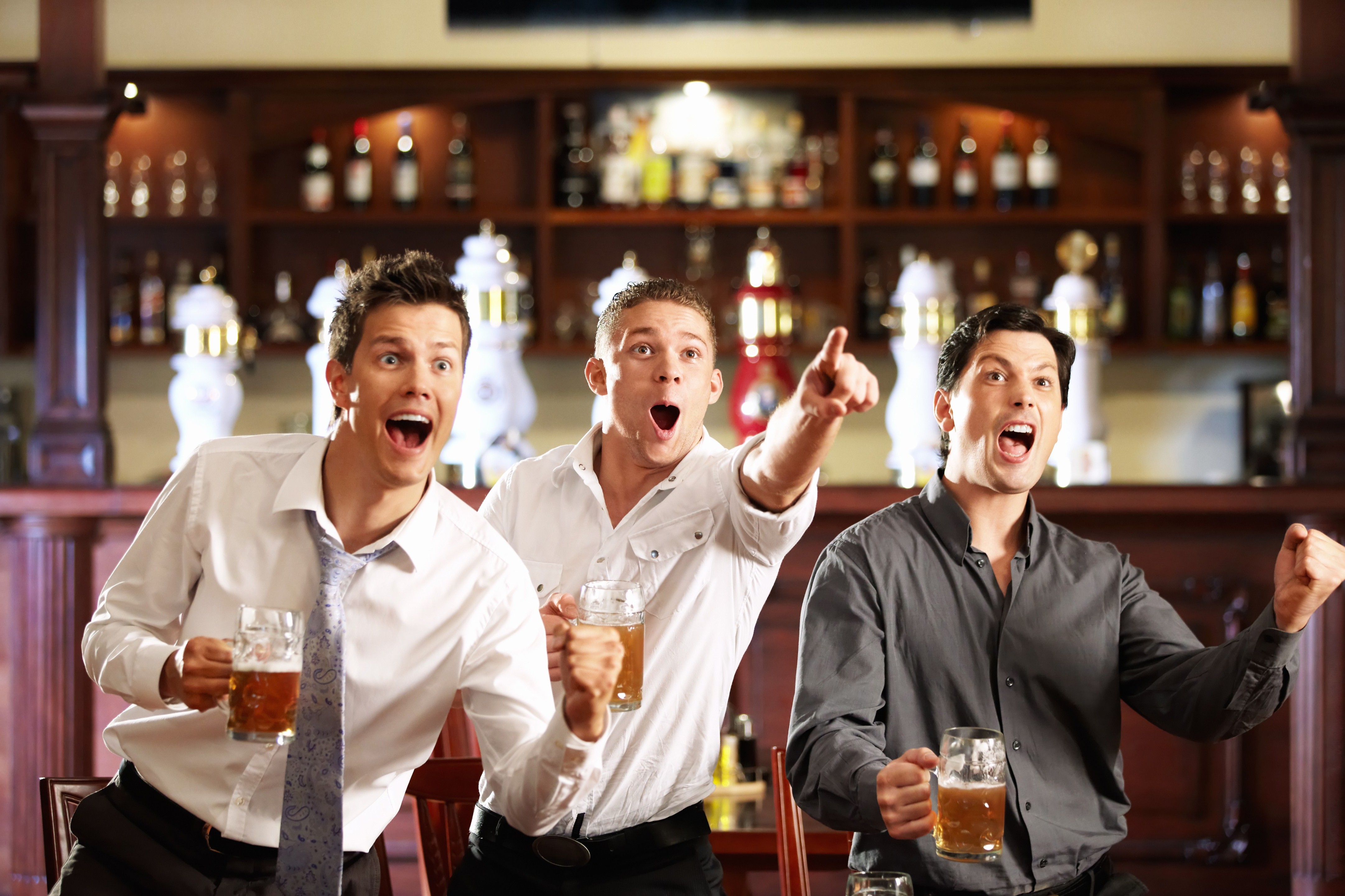 Посидеть попить пиво. Мужчина в баре. 3 Мужика в баре. Ребята в баре. Веселые люди в баре.